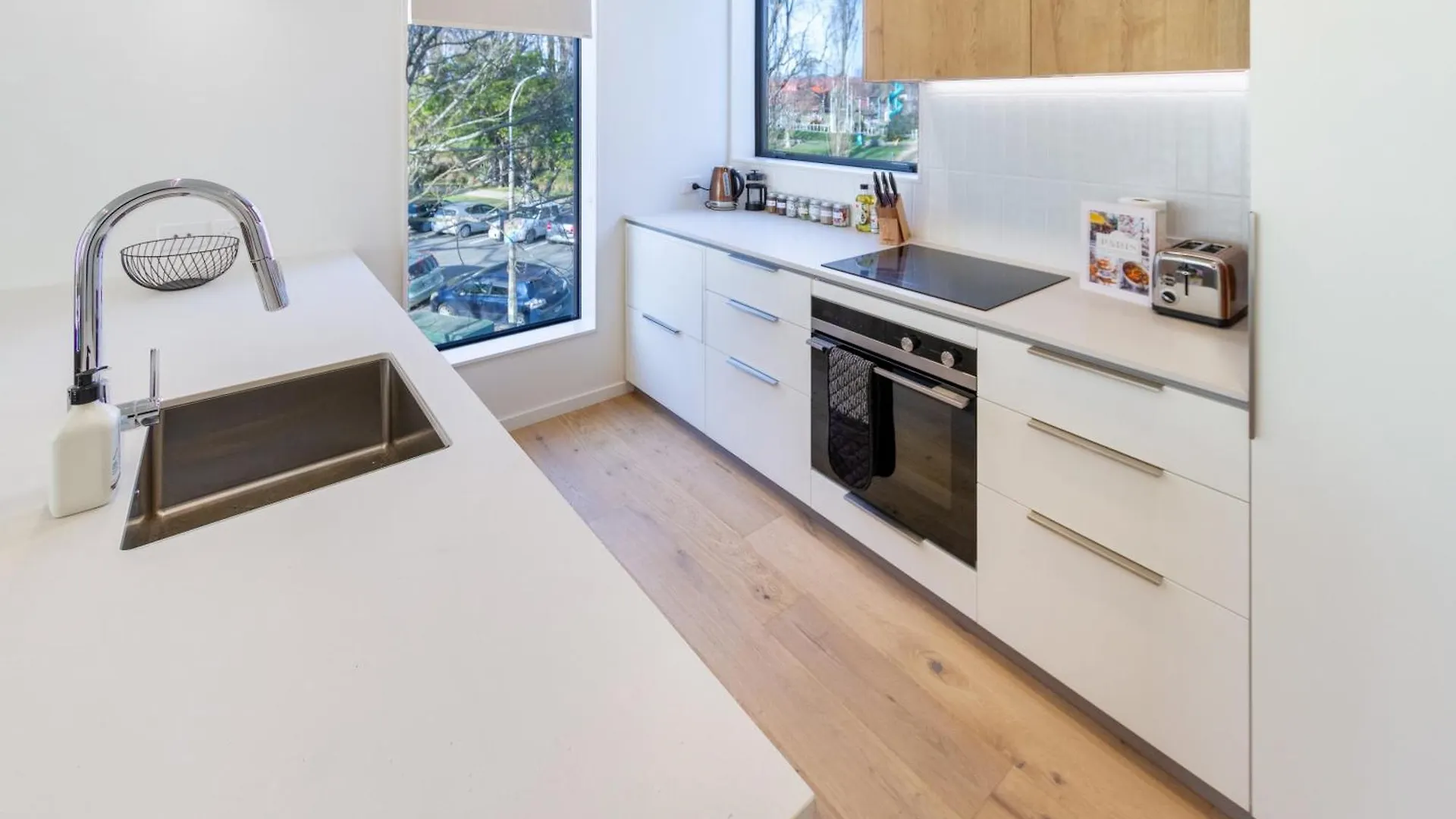Warm Central City Apartment With 2 Free Carparks Christchurch New Zealand